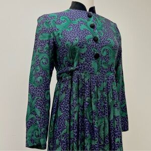 Vtg maxi dress with large paisley print